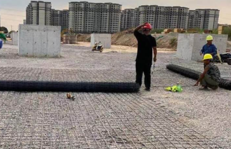 红山街道土工格栅铺设前地基要怎么处理？